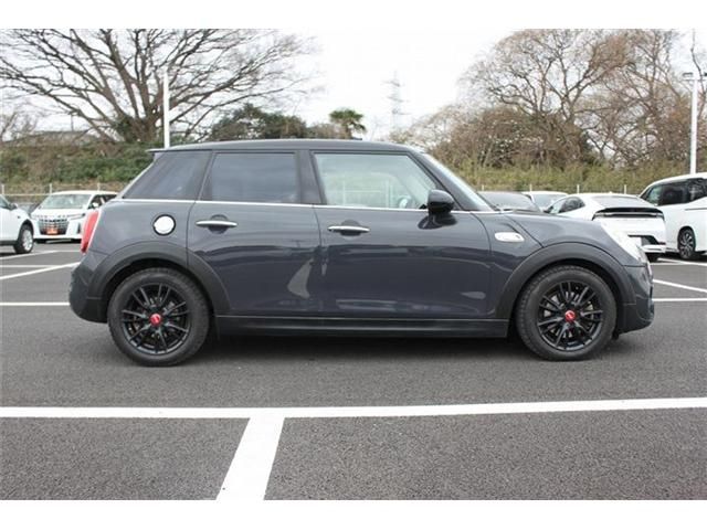BMW MINI COOPER SD 5 2018 Image 31