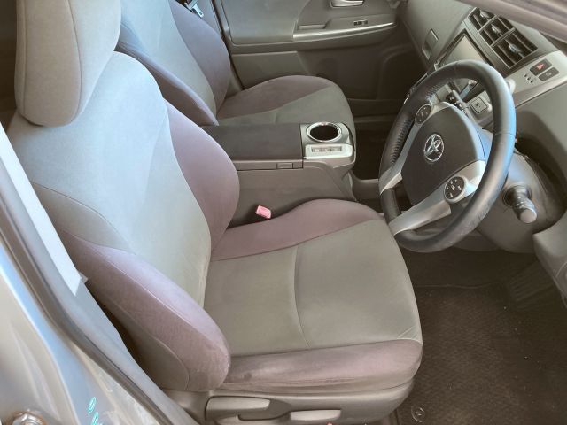 TOYOTA PRIUS ALPHA 2012 Image 31