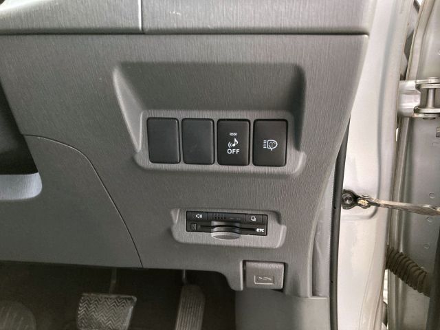 TOYOTA PRIUS ALPHA 2012 Image 31