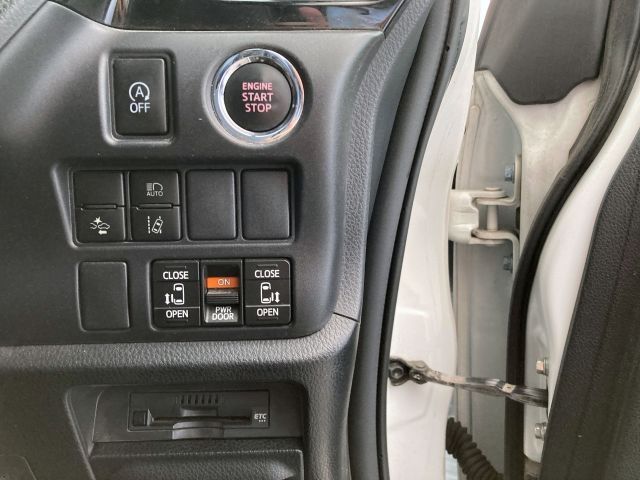 TOYOTA NOAH 2017 Image 31