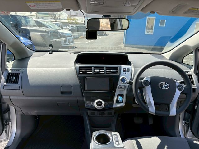 TOYOTA PRIUS ALPHA 2011 Image 31