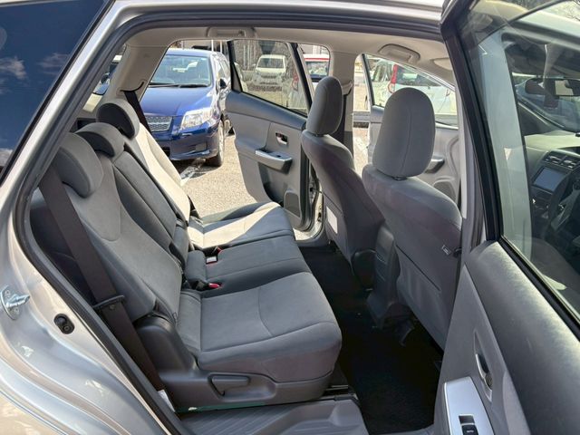 TOYOTA PRIUS ALPHA 2011 Image 31