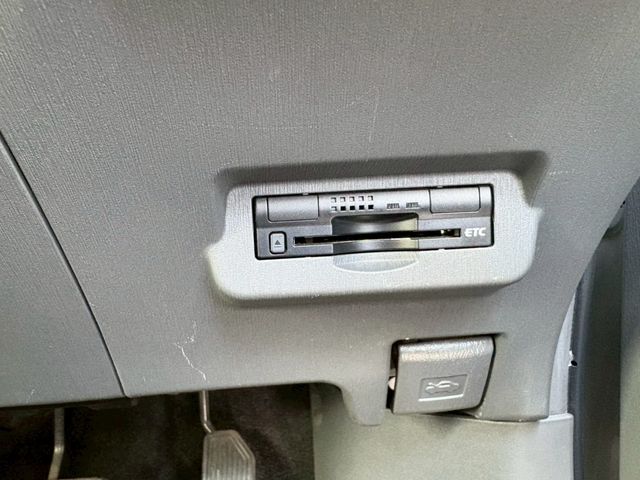 TOYOTA PRIUS ALPHA 2011 Image 31