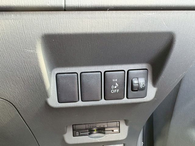 TOYOTA PRIUS ALPHA 2011 Image 31