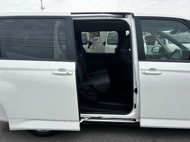 TOYOTA NOAH 2023 Image 31