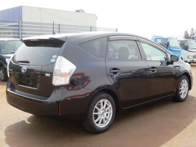 TOYOTA PRIUS ALPHA 2011 Image 31