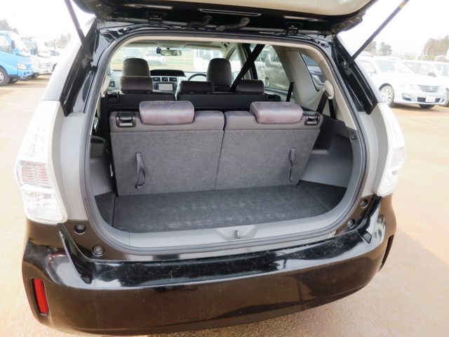 TOYOTA PRIUS ALPHA 2011 Image 31