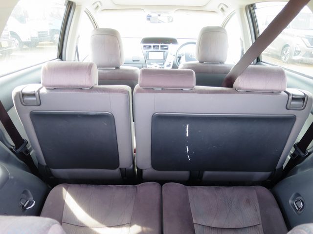 TOYOTA PRIUS ALPHA 2011 Image 31