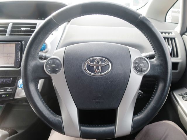 TOYOTA PRIUS ALPHA 2011 Image 31