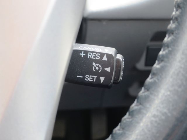 TOYOTA PRIUS ALPHA 2011 Image 31