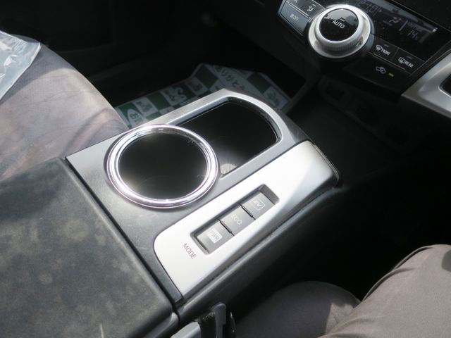 TOYOTA PRIUS ALPHA 2011 Image 31