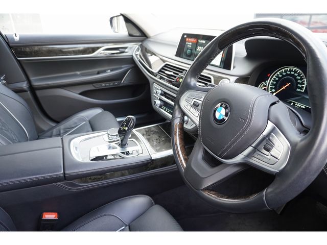 BMW 7SERIES 2018 Image 31