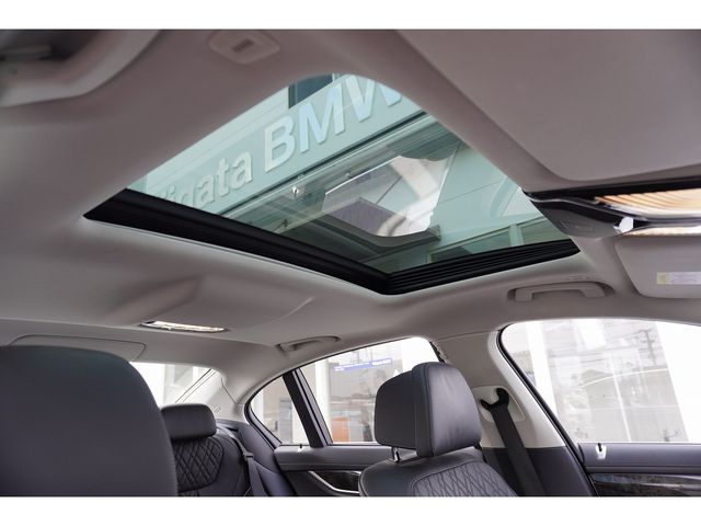 BMW 7SERIES 2018 Image 31