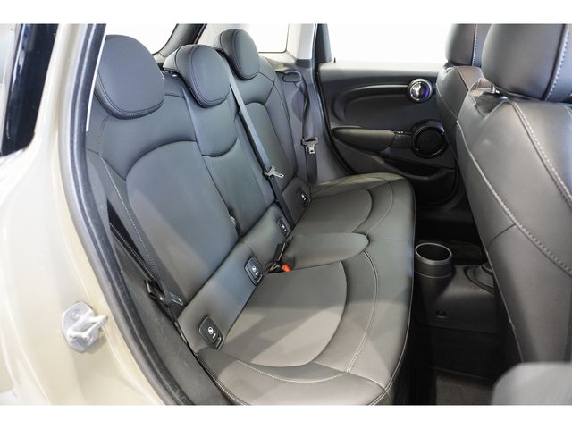 BMW MINI COOPER D 5DOOR 2019 Image 31