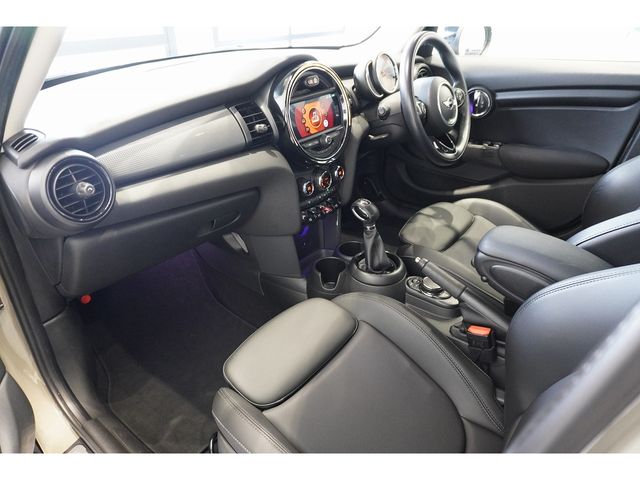 BMW MINI COOPER D 5DOOR 2019 Image 31