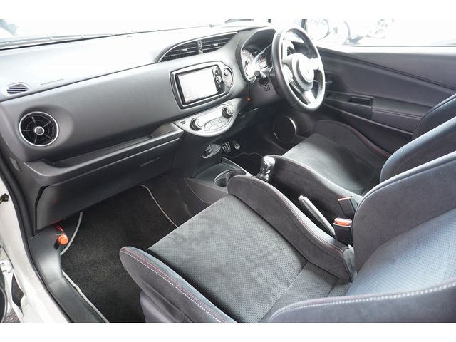 TOYOTA VITZ 2018 Image 31