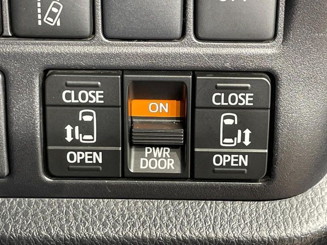 TOYOTA VOXY HYBRID 2017 Image 31