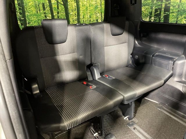 TOYOTA VOXY HYBRID 2017 Image 31