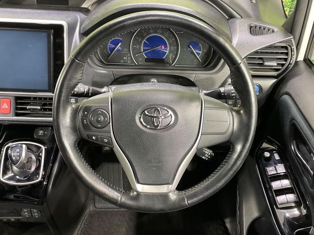 TOYOTA VOXY HYBRID 2017 Image 31