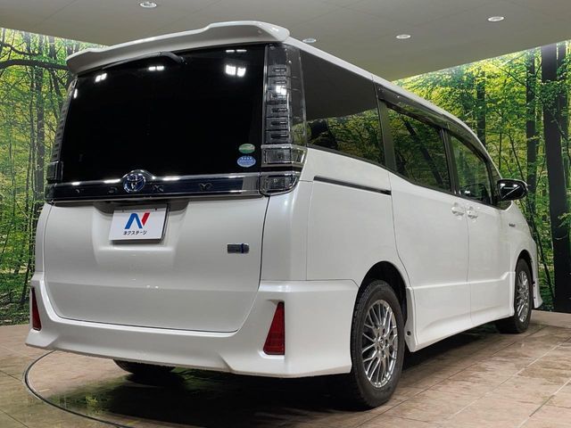 TOYOTA VOXY HYBRID 2017 Image 31