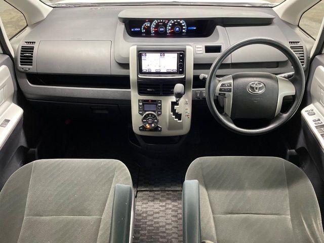 TOYOTA NOAH 2013 Image 31