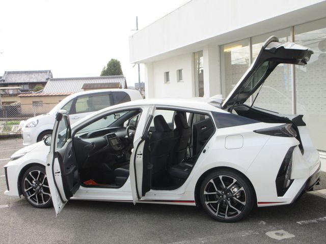 TOYOTA PRIUS PHV 2017 Image 31