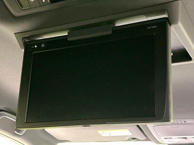 TOYOTA VOXY HYBRID 2018 Image 31