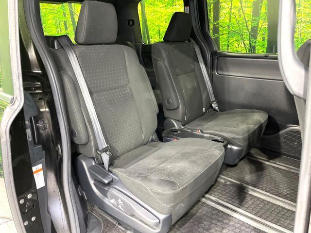 TOYOTA VOXY HYBRID 2018 Image 31