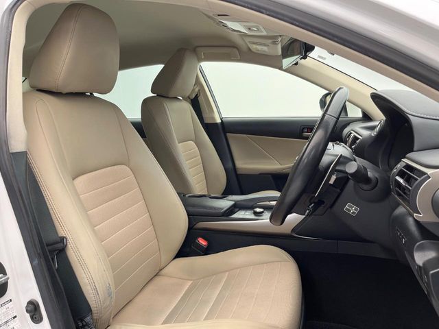 TOYOTA LEXUS IS300H 2018 Image 31