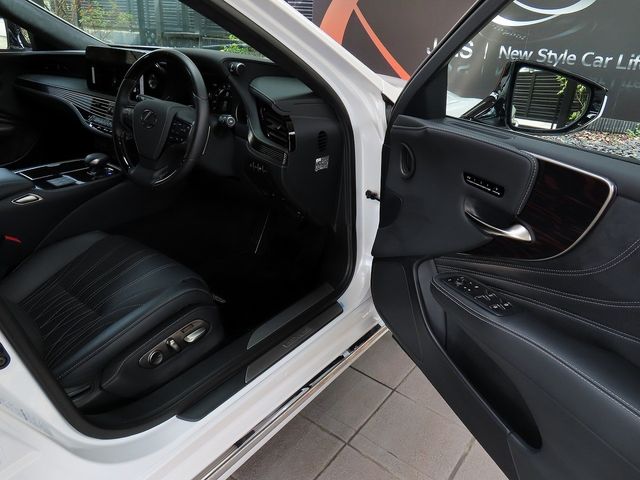 TOYOTA LEXUS LS500H 4WD 2023 Image 31