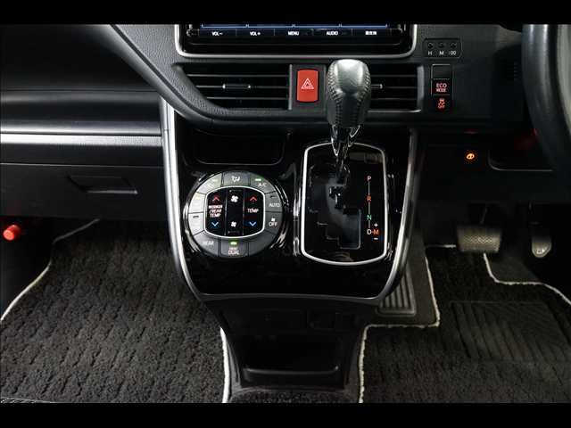 TOYOTA VOXY 2018 Image 31