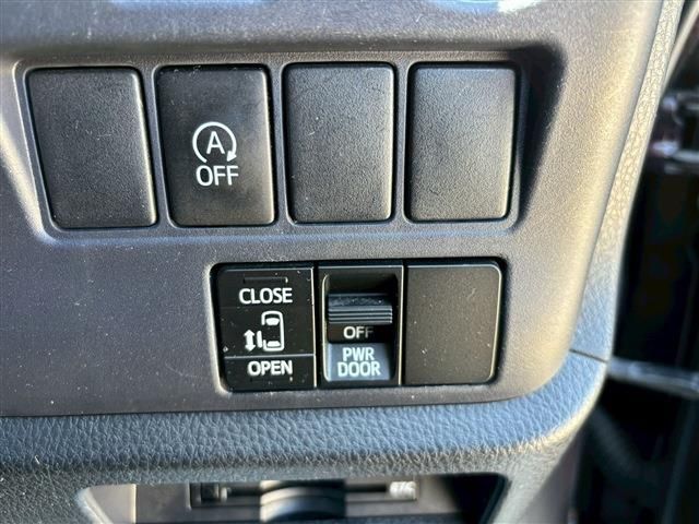 TOYOTA NOAH 2015 Image 31