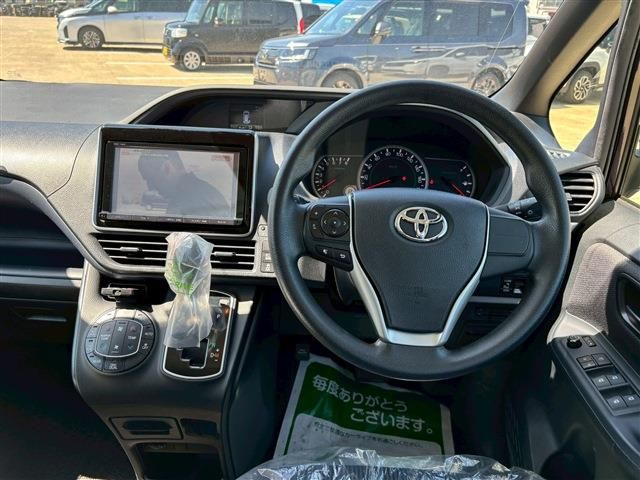 TOYOTA NOAH 2015 Image 31