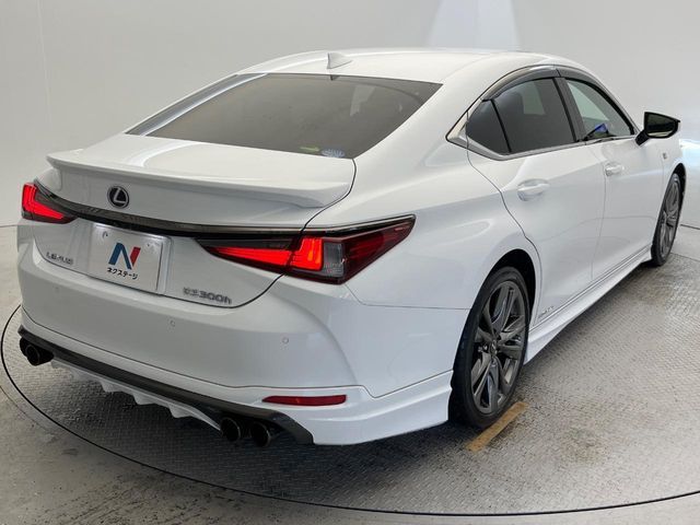 TOYOTA LEXUS ES300H 2019 Image 31