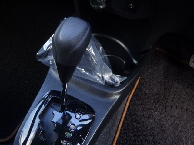 TOYOTA VITZ 2018 Image 31