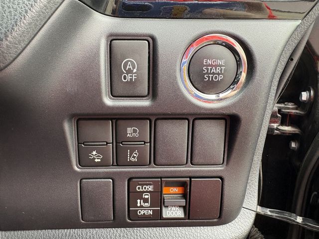 TOYOTA NOAH 2017 Image 31