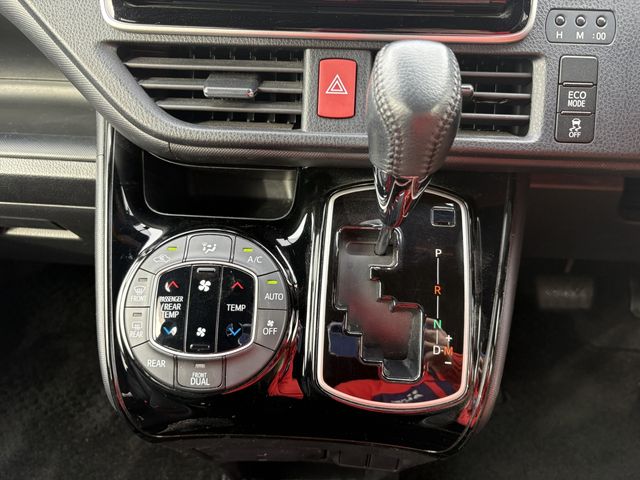 TOYOTA NOAH 2017 Image 31