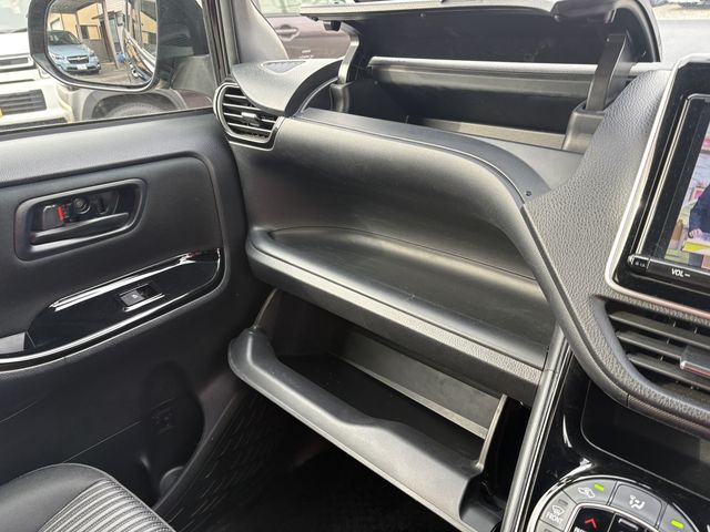 TOYOTA NOAH 2017 Image 31