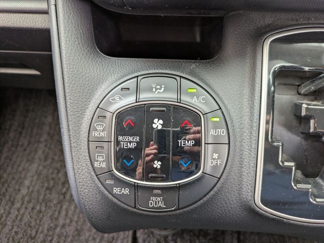 TOYOTA VOXY 2015 Image 31