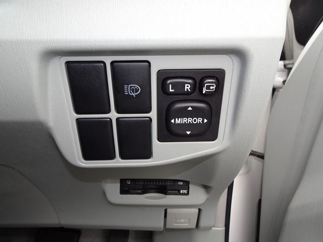 TOYOTA PRIUS 2011 Image 31