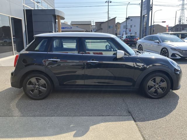 BMW MINI COOPER D 5DOOR 2023 Image 31