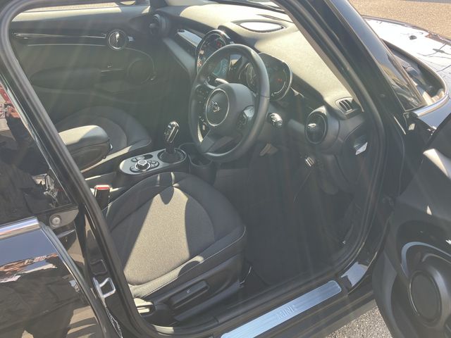 BMW MINI COOPER D 5DOOR 2023 Image 31