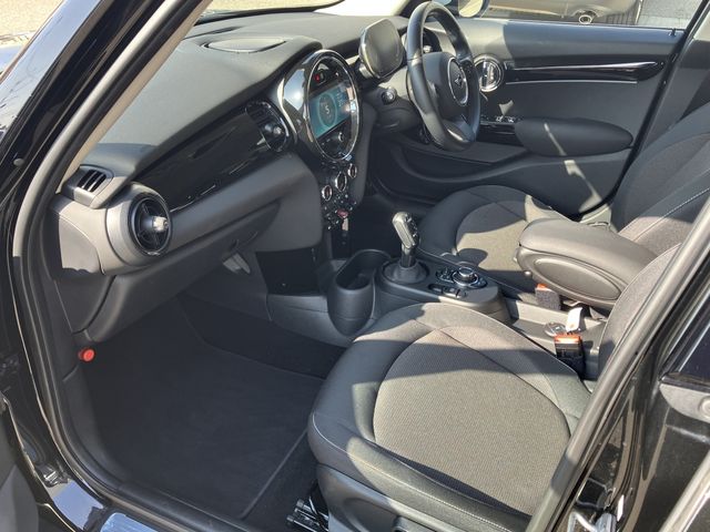 BMW MINI COOPER D 5DOOR 2023 Image 31