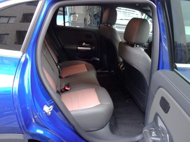 MERCEDES BENZ EQA 2024 Image 31