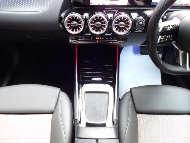 MERCEDES BENZ EQA 2024 Image 31