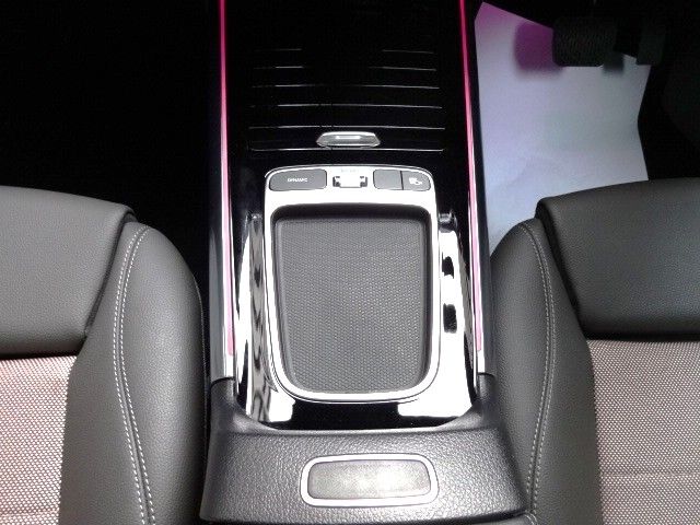 MERCEDES BENZ EQA 2024 Image 31