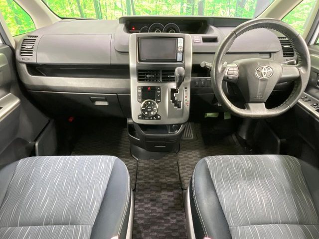 TOYOTA VOXY 2012 Image 31