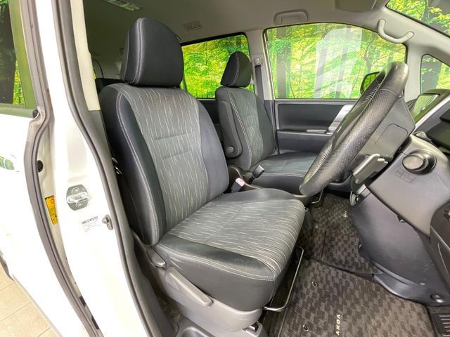 TOYOTA VOXY 2012 Image 31