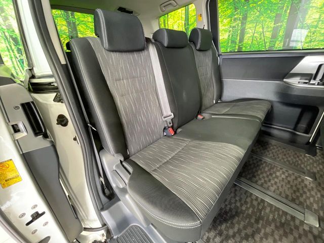 TOYOTA VOXY 2012 Image 31