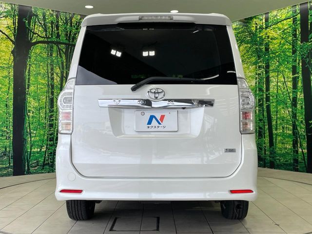 TOYOTA VOXY 2012 Image 31